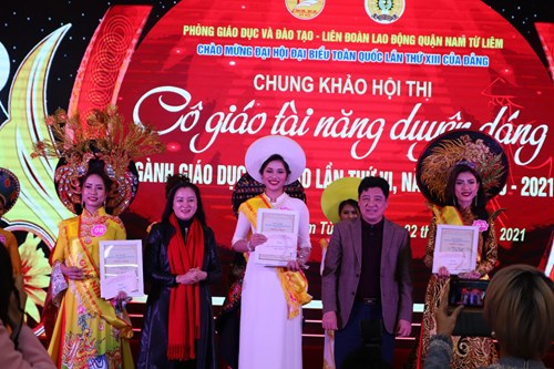 Cô giáo Phan Hồng Hạnh tham gia cuộc thi  Cô giáo tài năng duyên dáng  cấp quận năm học 2020-2021