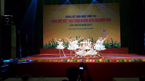 Hào hứng tham gia chung kết toàn quốc
“ cùng đức việt thắp sáng những ngôi sao buổi sớm”
lần thứ iii - 2017
