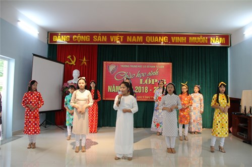 Những kỷ niệm khó phai của các em học sinh khối 6 nh 2018 – 2019 
trong ngày đầu tiên tới trường
