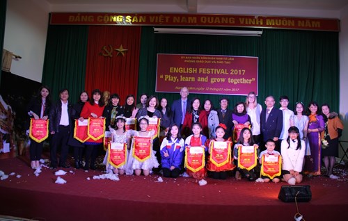 Học sinh trường thcs nam từ liêm vui mừng đón nhận giải nhì cuộc thi english festival 2017 quận nam từ liêm