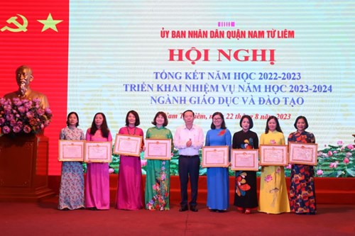 Trường THCS Nam Từ Liêm nhận khen thưởng thành tích trong phong trào thi đua ngành Giáo dục và Đào tạo quận Nam Từ Liêm năm học 2022 – 2023